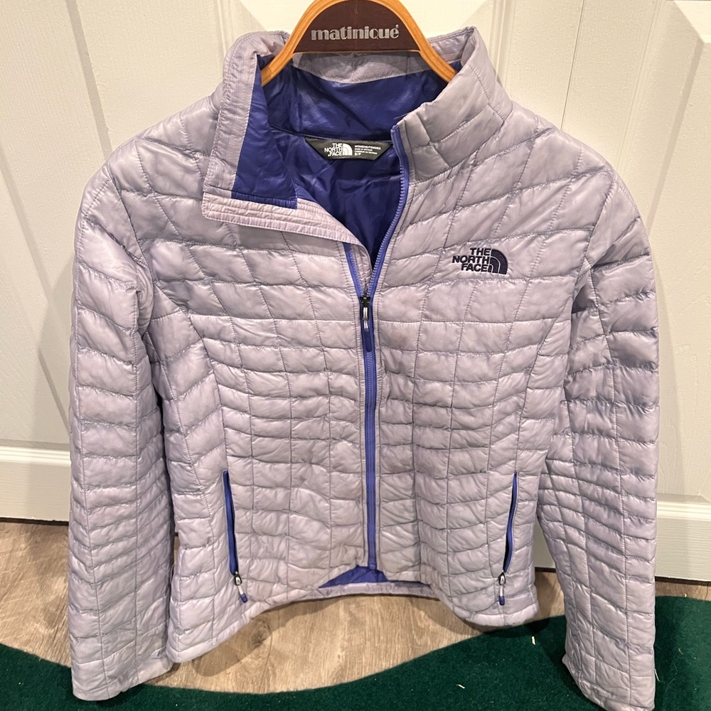 Northface Women’s lightweight Thermoball style jacket in pale purple. Size small